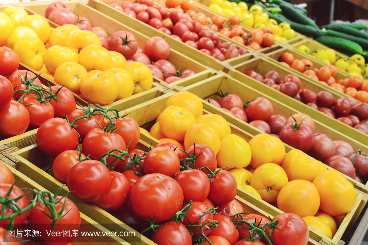 杂货店里有不同的蔬菜和水果