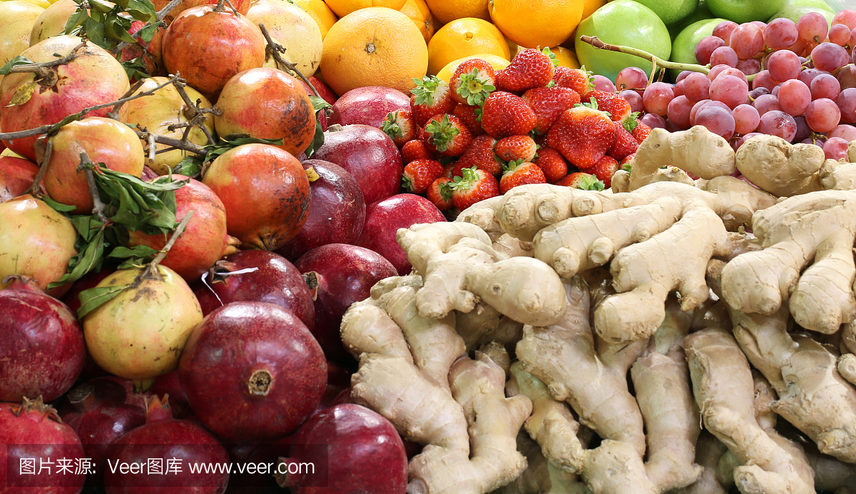 鲜果和蔬菜水果店中的石榴、生姜、苹果STR
