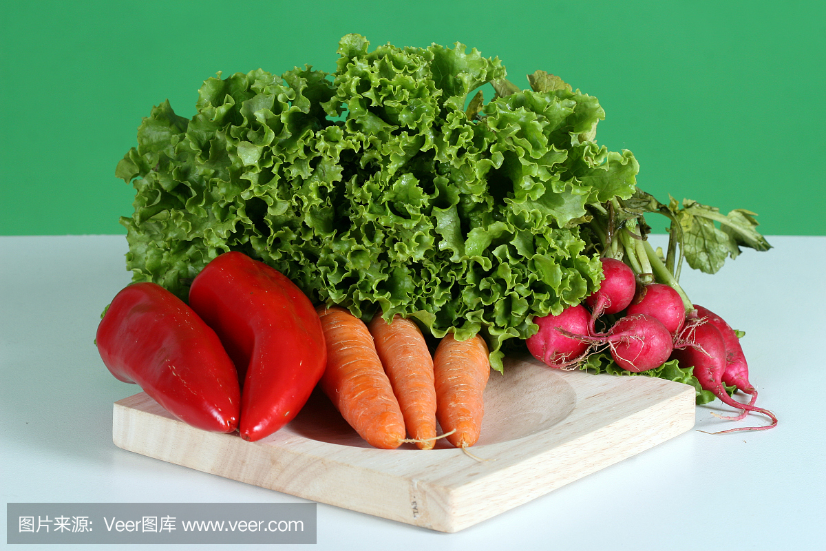 在桌子上收集新鲜蔬菜