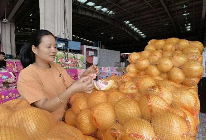 货足价稳迎佳节 南环桥菜市场全力保障双节期间果品及蔬菜供应